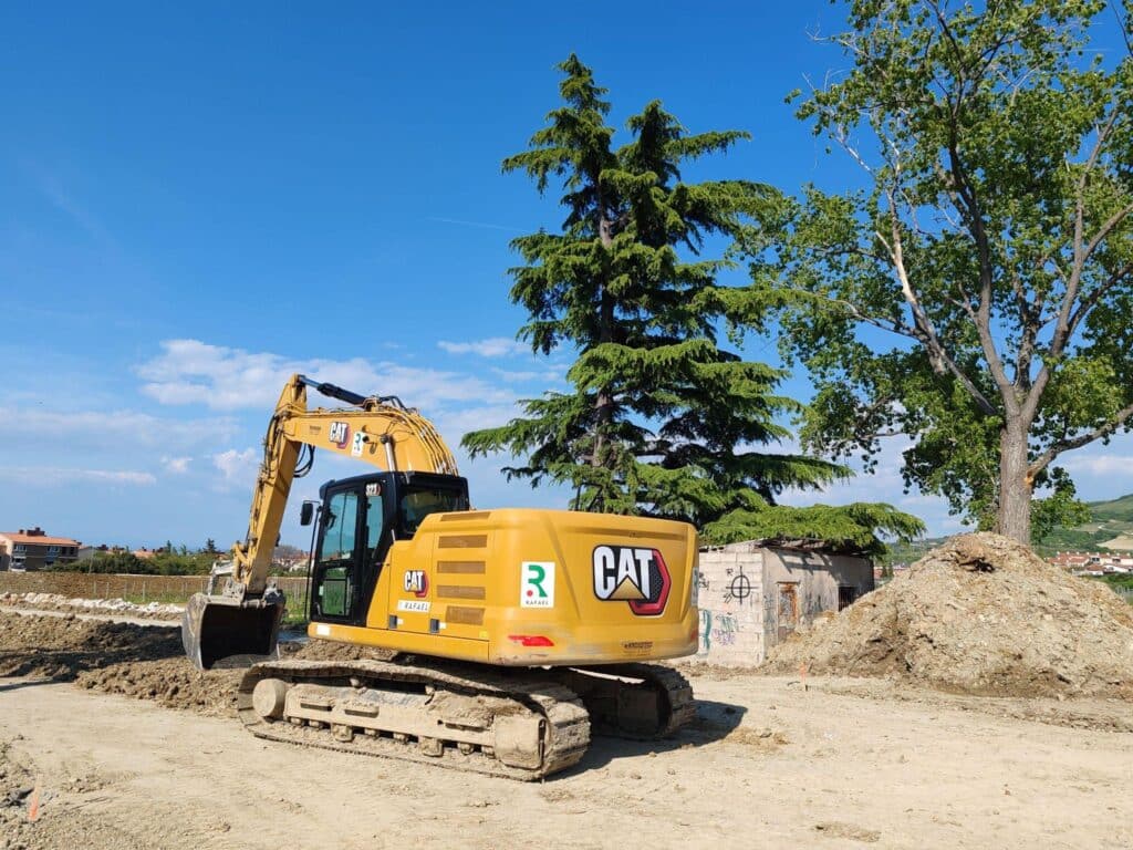 Pelleteuse sur un chantier lors d'une detection de reseaux enterres